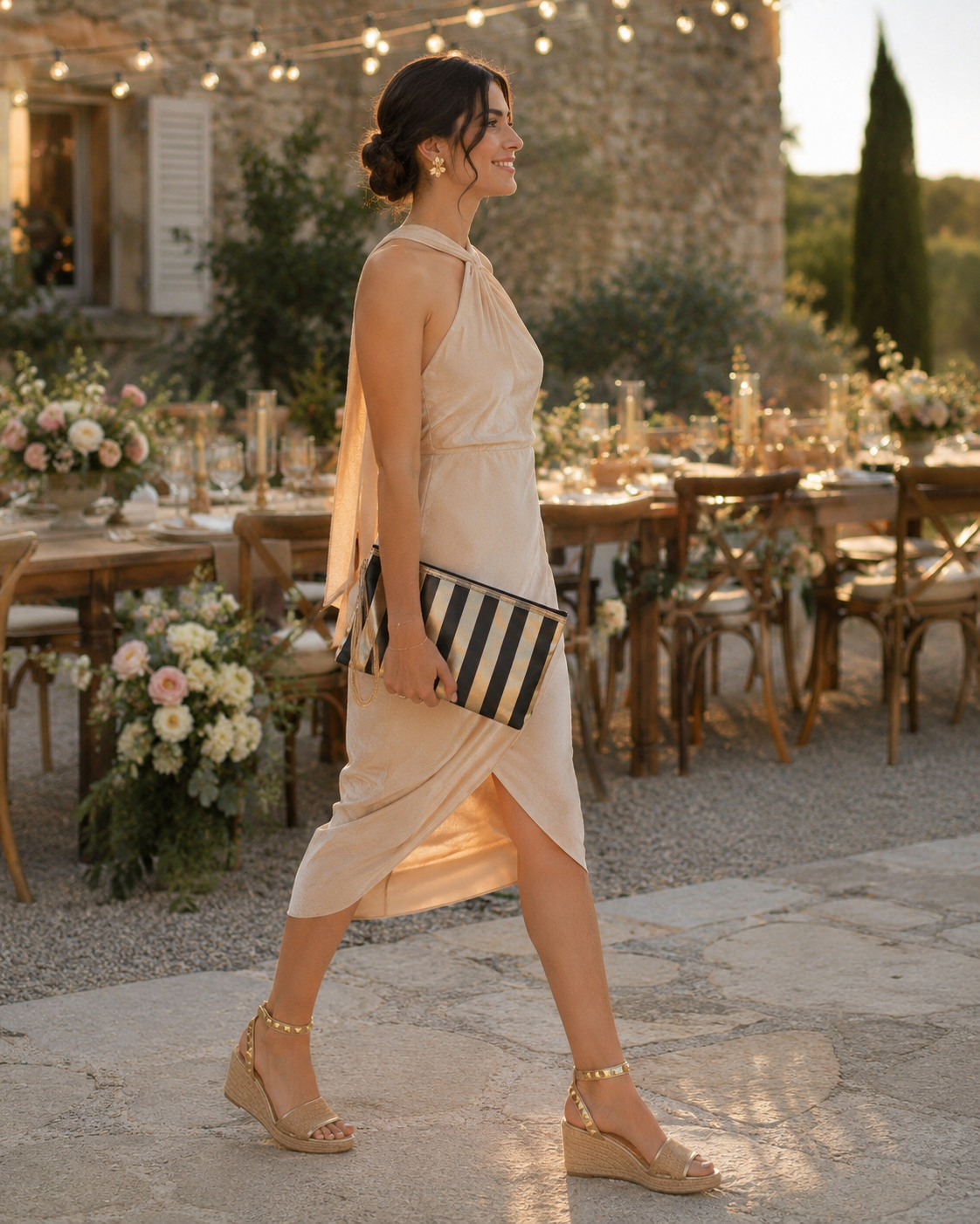 femme mariage champêtre avec sac et sandale compensée